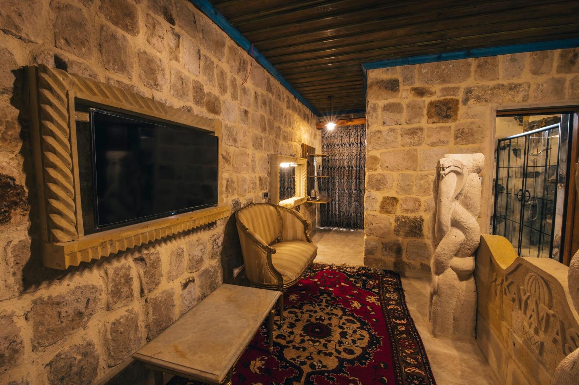 Kayatas Cave Hotel